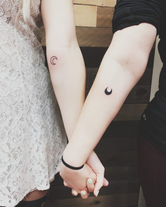 Tatuajes para compartir con tu mejor amiga en el codo con diseño de medias lunas claras y oscuras