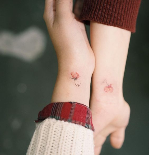 Tatuajes para compartir con tu mejor amiga con diseño de tulipanes en tonos rojos