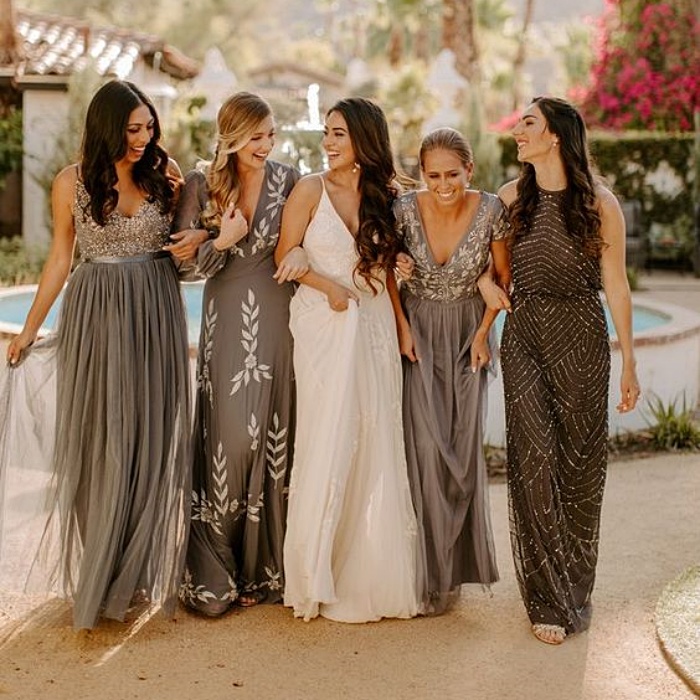 novia con sus damas de honor, usando vestidos en color gris con diferentes diseños
