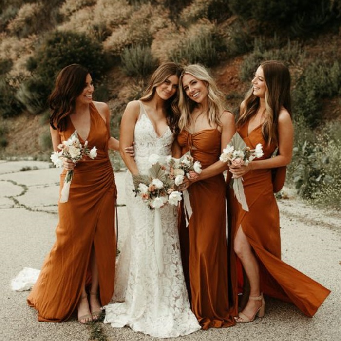 novia con sus damas de honor, con vestidos largos en color cobre
