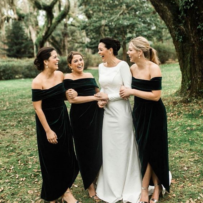 damas de honor con la novia, usando vestidos de terciopelo de color verde oscuro