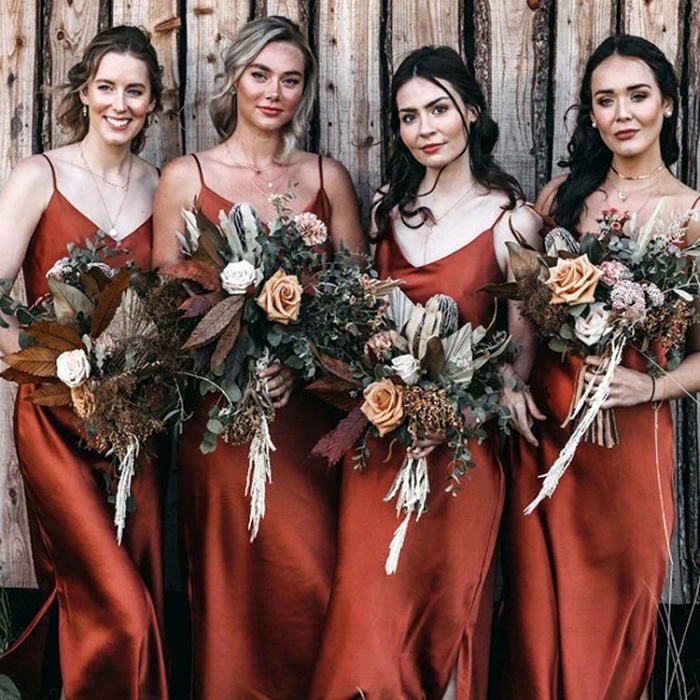 damas de honor usando vestidos tipo slip en color cobre