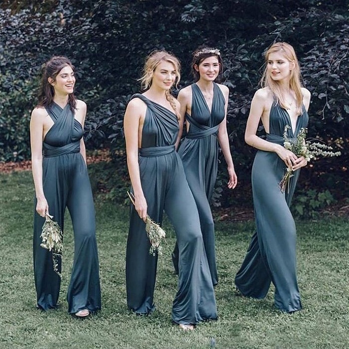 damas de honor usando jumpsuits de seda en color verde opaco