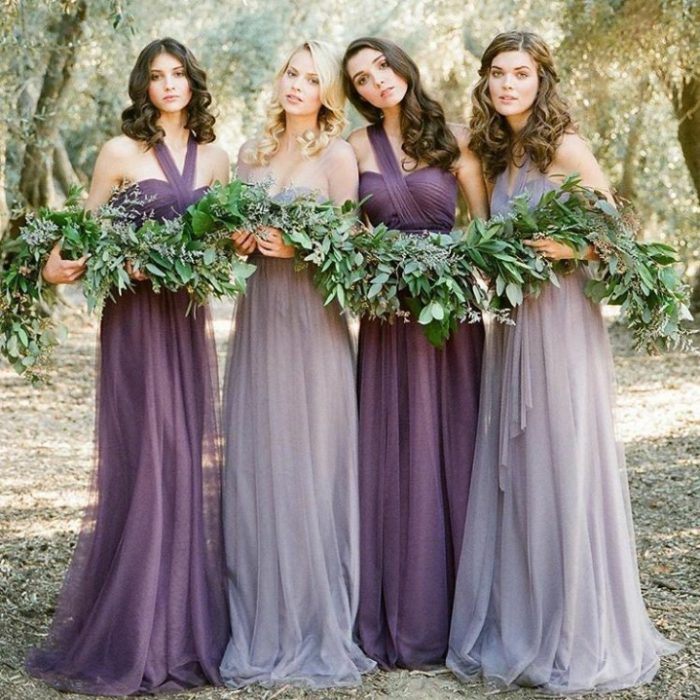 damas de honor con vestidos de manga larga en color verde esmeralda