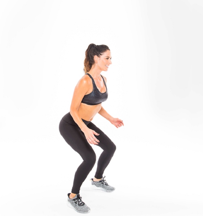 Chica realizando sentadilla con salto