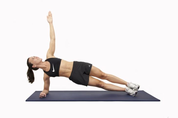 Chica realizando plancha lateral