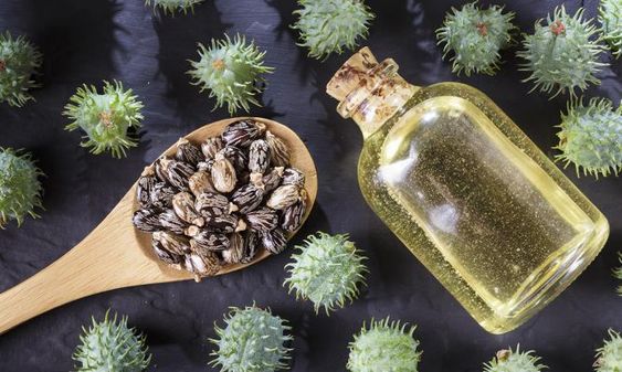 Frasco de cristal con aceite de ricino en el interior