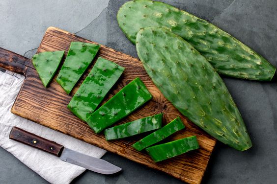 Tabla con pencas de nopal en trozos