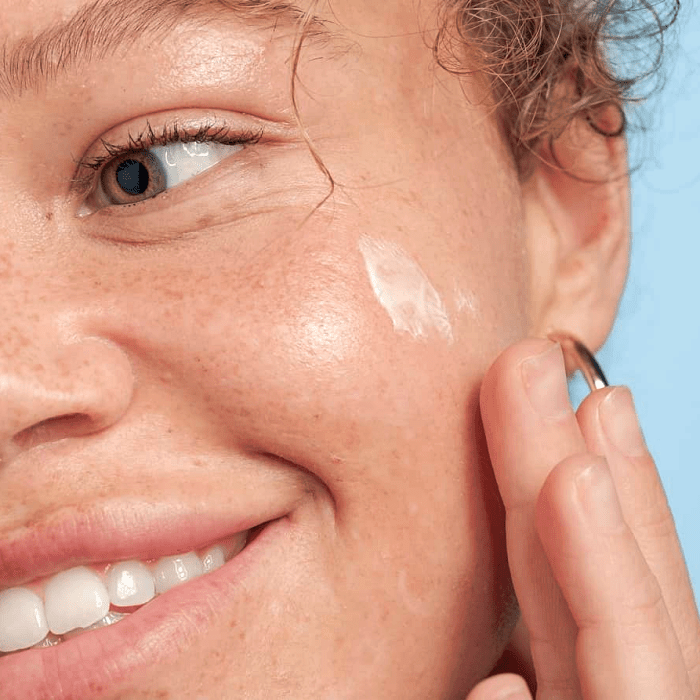 chica con piel radiante por el skincare