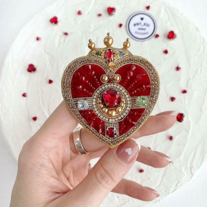 Broche inspirado en el transformador de Sailor Moon creado por By_Ksi