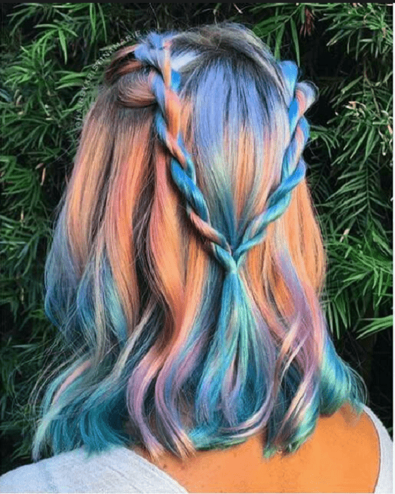 Chica con el cabello pintado de colores fantasía