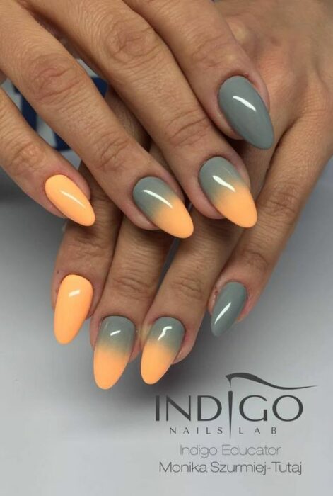 Manicura degradada en colores naranja y verde olivo