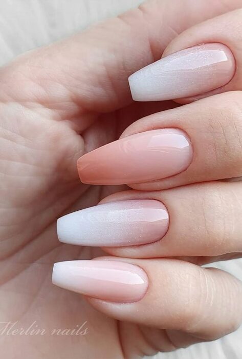 Manicura degradada en colores blanco y coral