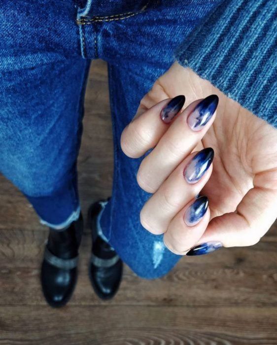 Manicura degradada en colores azul marino y blanco