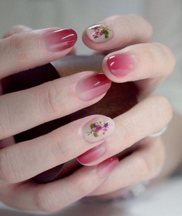 Manicura degradada en colores blanco y guinda