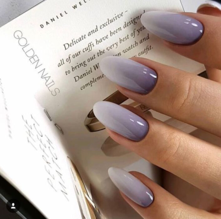 Manicura degradada en colores lila y gris