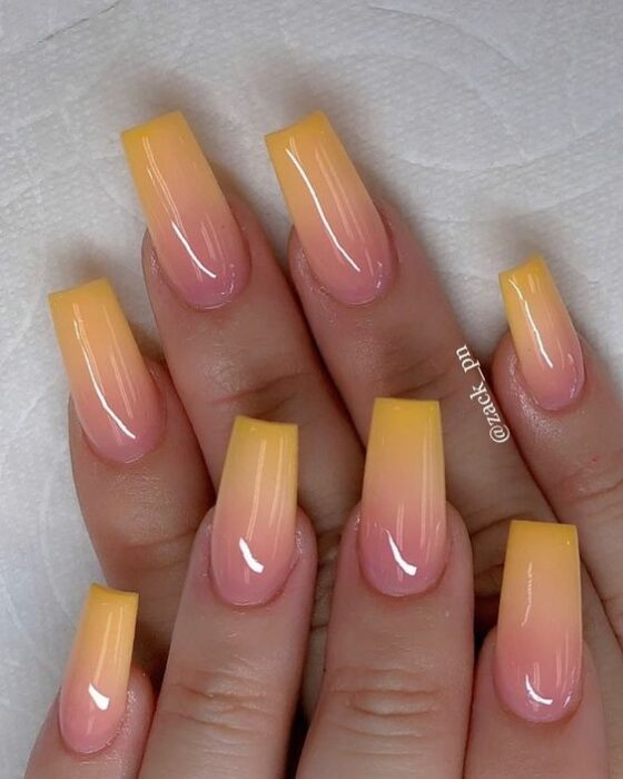 Manicura degradada en colores amarillo y coral