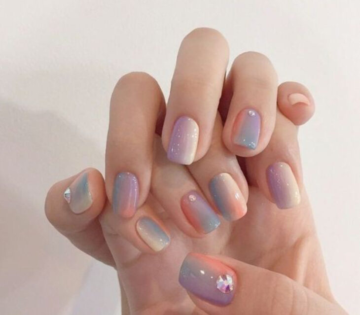 Manicura degradada en colores arcoíris