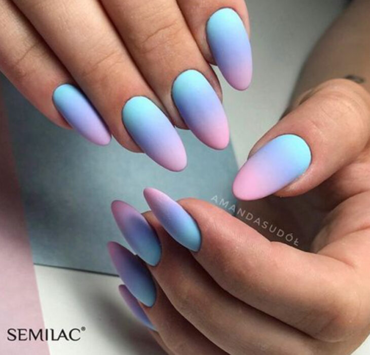 Manicura degradada en colores azul, morado y rosa