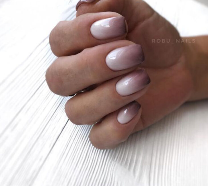 Manicura degradada en colores café y nude