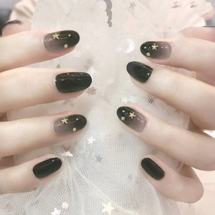 Manicura degradada en colores blanco y negro