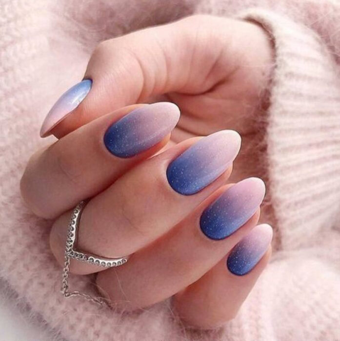 Manicura degradada en colores azul y nude