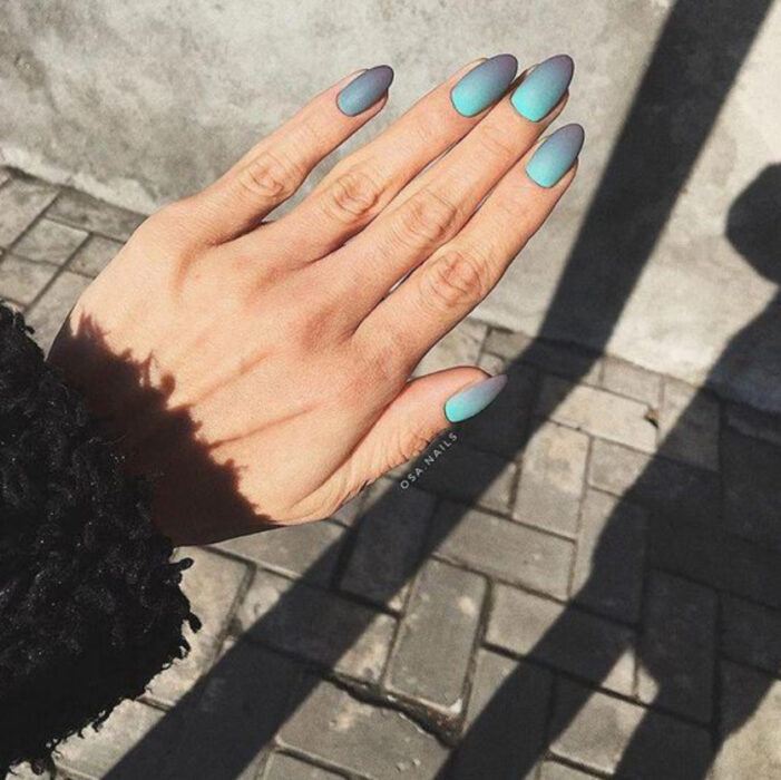 Manicura degradada en colores azul y gris