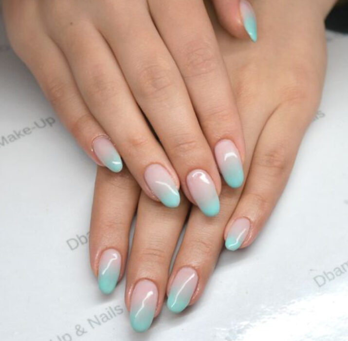 Manicura degradada en colores nude y chocolate