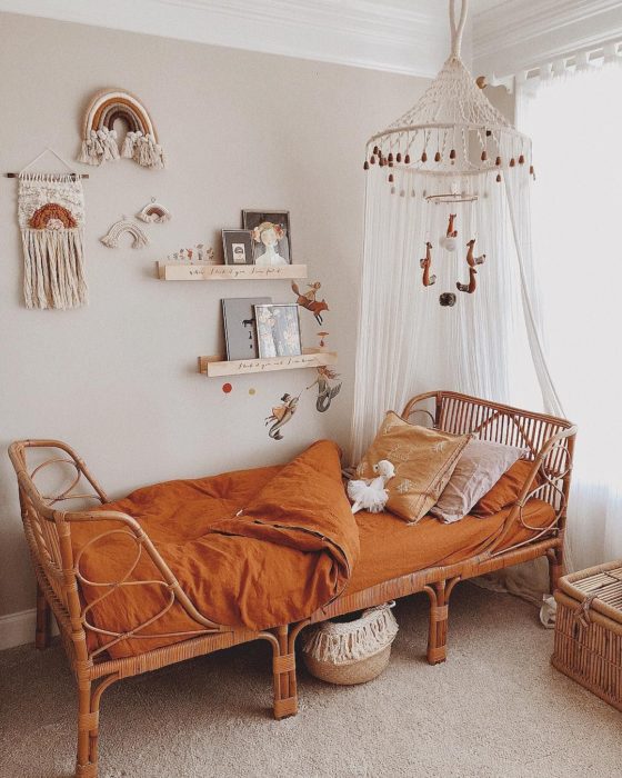 Organización de habitación pequeña con estilo de colores blanco con detalles en madera y tono teja