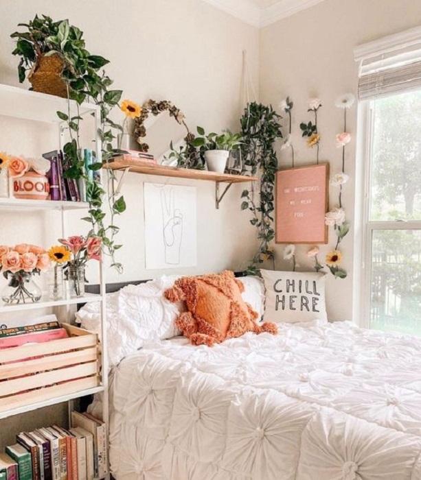Organización de habitación pequeña con estilo de blanco y detalles de flores artificiales