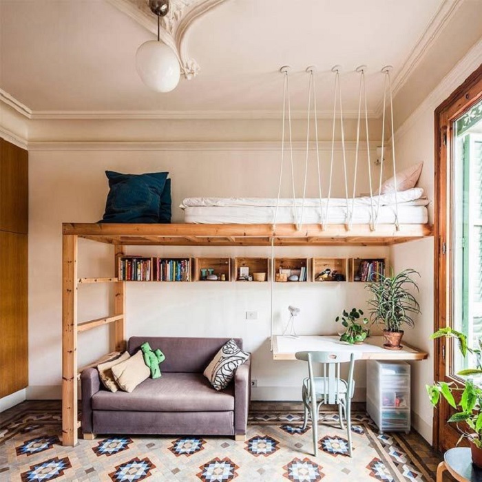 Organización de habitación pequeña con estilo de colores nieve y sillón lila y litera