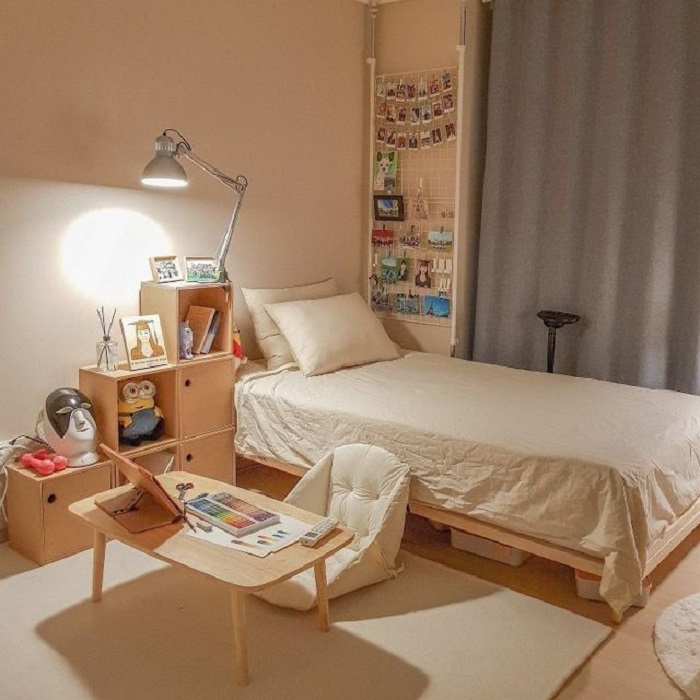 Organización de habitación pequeña con estilo de color blanco y tonos madera
