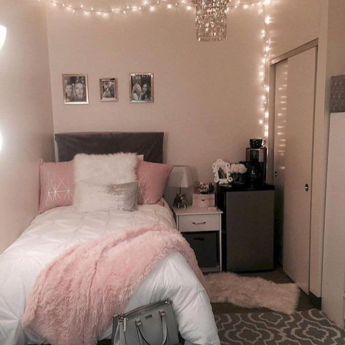 Organización de habitación pequeña con estilo de colores blanco, rosa y tonos grises