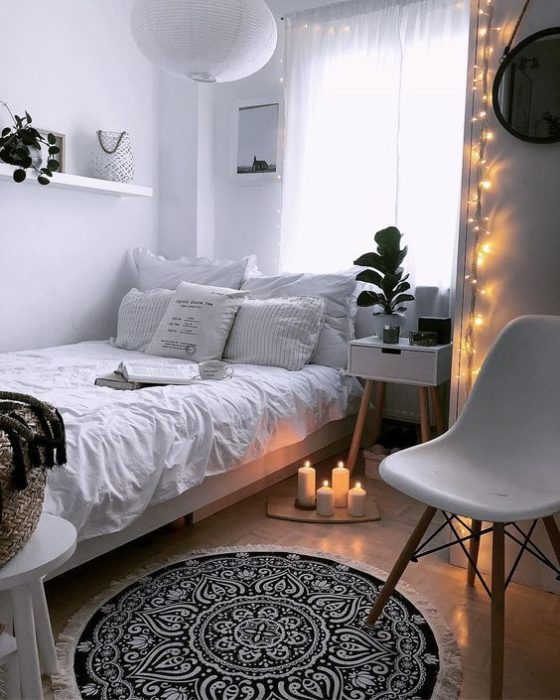 Organización de habitación pequeña con estilo de colores blanco y negro con gran iluminación