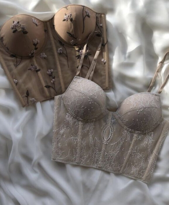 Corsé de color beige y otra de color perla, ambos con tirantes delgados