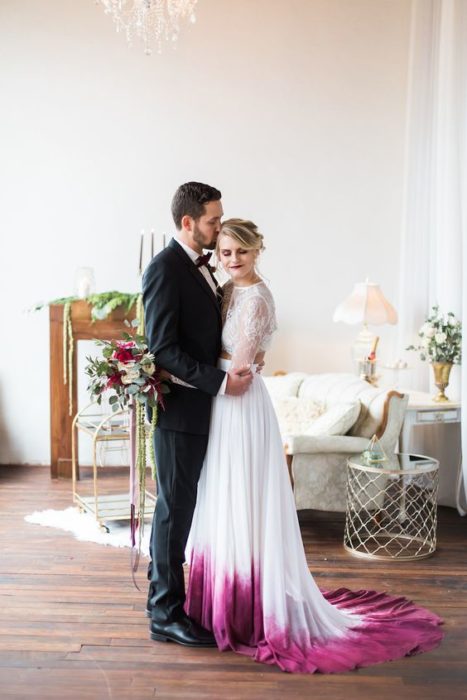 Novia con vestido blanco y parte inferior rosa