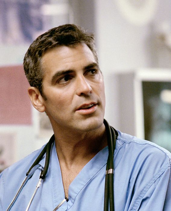 George Clooney vestido como enfermero