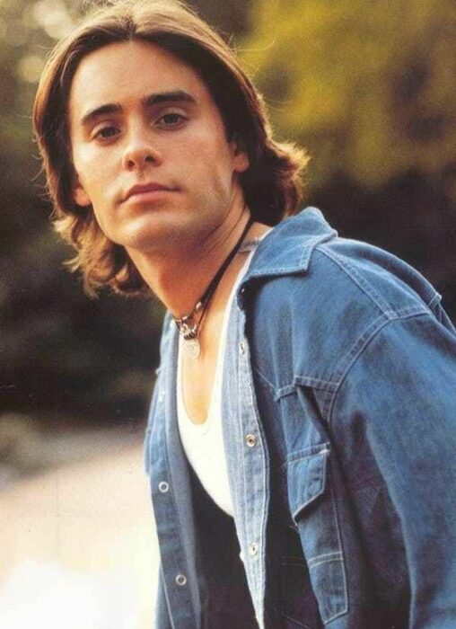 Jared Leto llevando camisa blanca