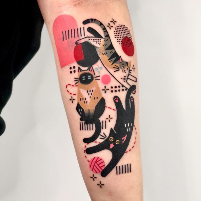 Tatuajes de gatos; tatuaje en el brazo de felinos siamés, gris con rayas y negro de ojos amarillos, surrealista, cubismo