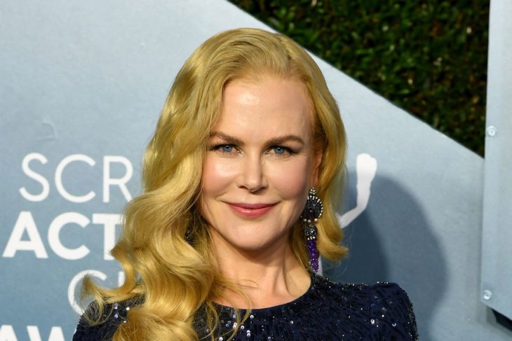Nicole Kidman posando para la alfombra roja de los premios Oscar 2020
