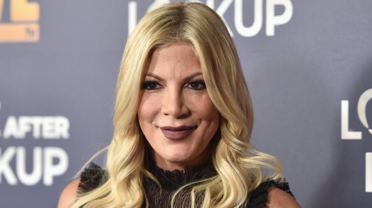 Tori Spelling posando para una alfombra roja