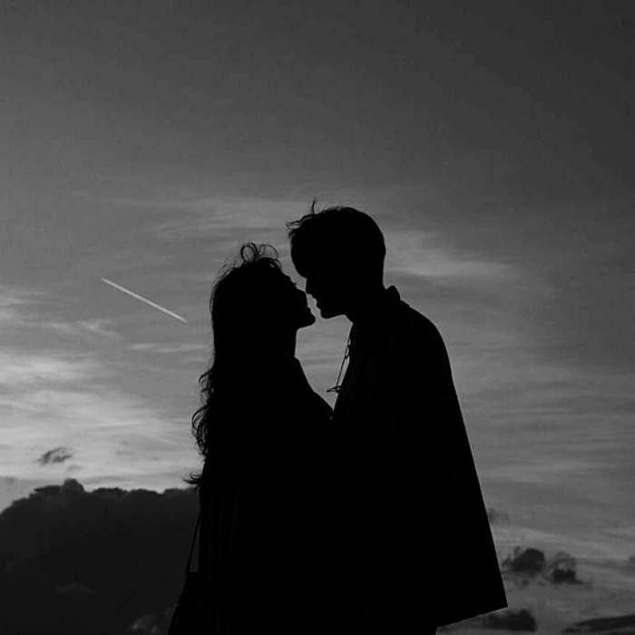 imagen de pareja frente un atardecer