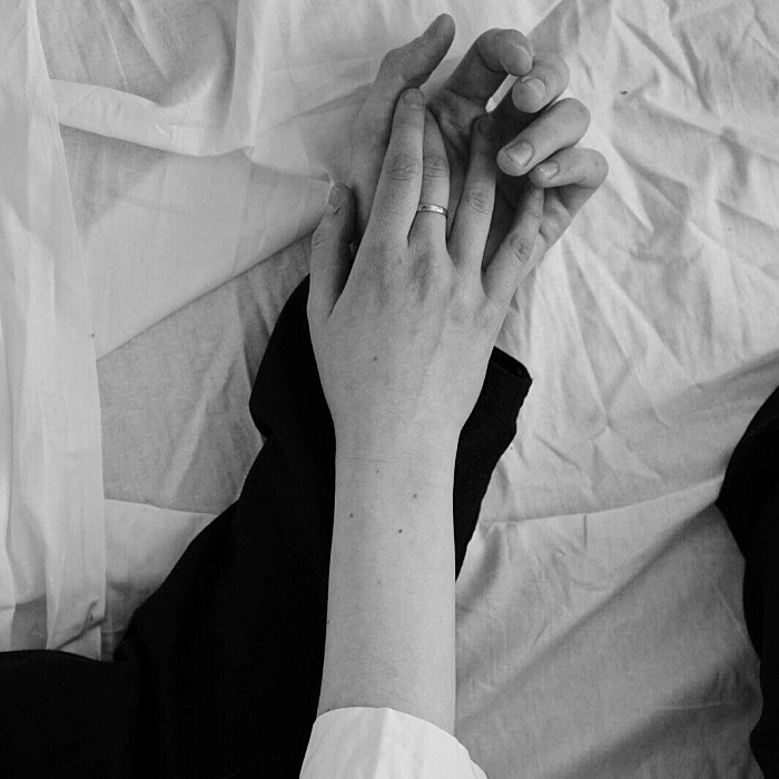 imagen de una pareja agarrada de la mano