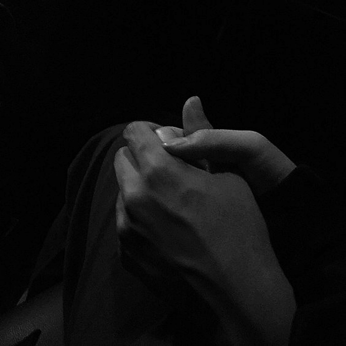 imagen de una pareja tomándose de las manos