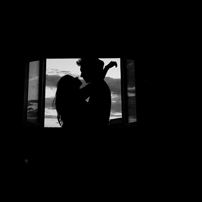imagen de pareja frente a una ventana