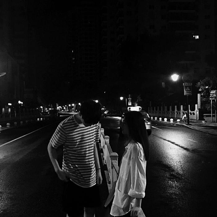 pareja en medio del trafico platicando