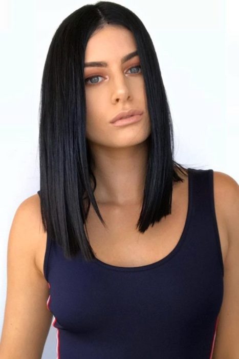 Chica luciendo un cabello teñido de color negro azabache 