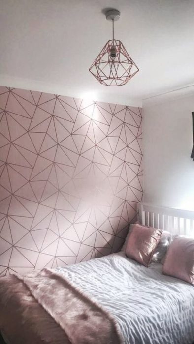 Decoración de pared con fondo rosa
