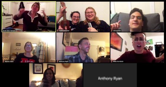 Amigos cantando karaoke por Zoom