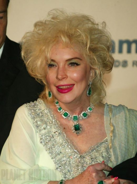 Lindsay Lohan caracterizada como una mujer de edad adulta con canas y vestido verde